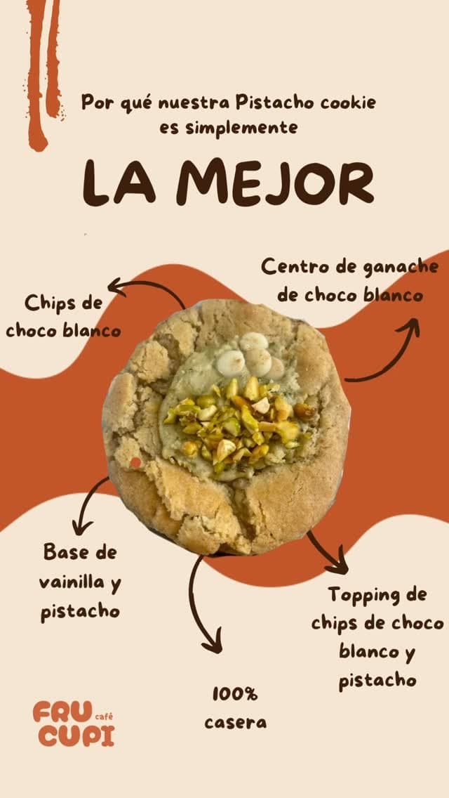 Por qué nuestra Pistacho cookie es la mejor: centro de ganache de choco blanco, chips de choco blanco, base de vainilla y pistacho, topping de chips y pistacho, 100% casera