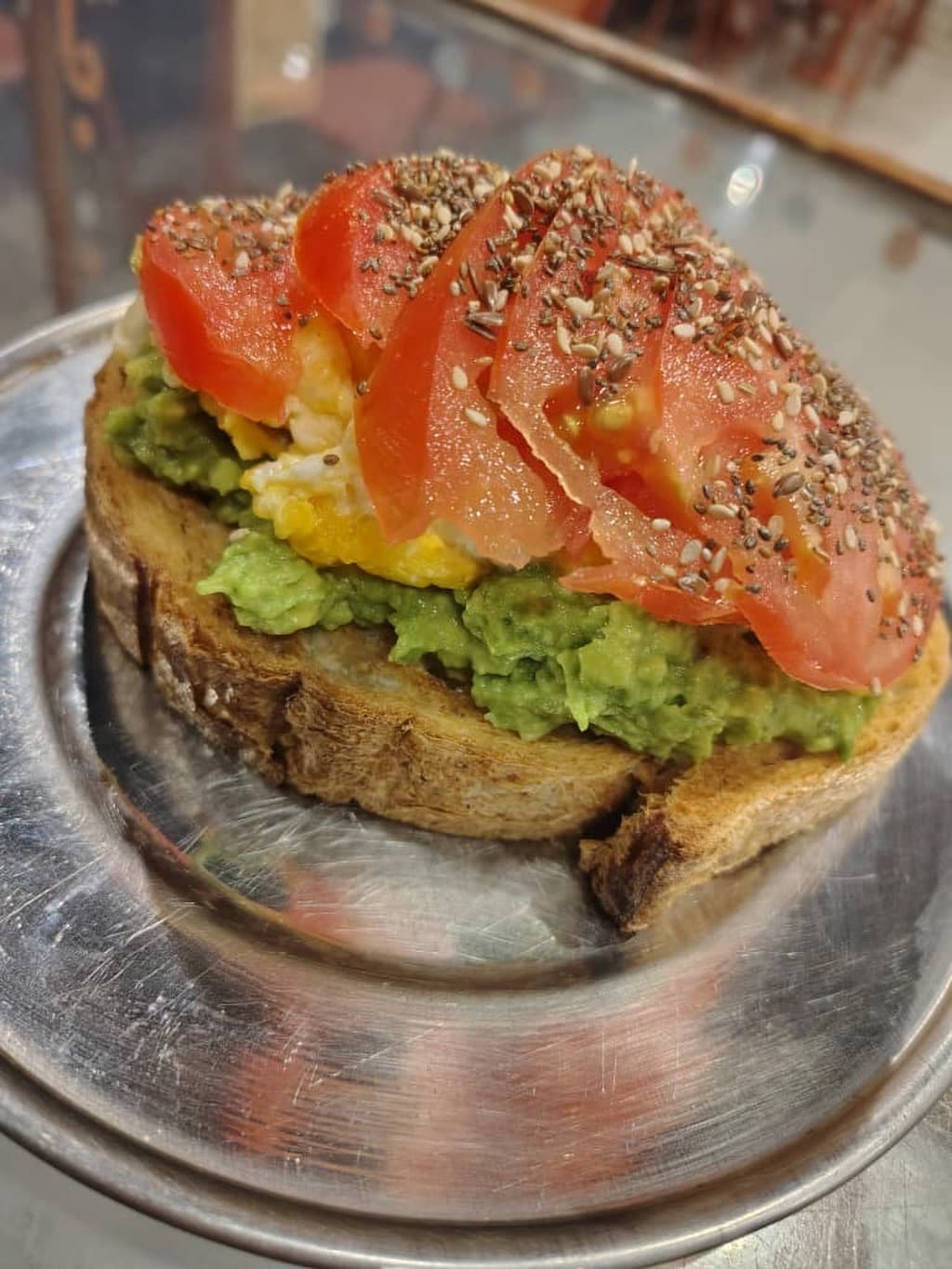 Avocado toast con tomate y mix de semillas