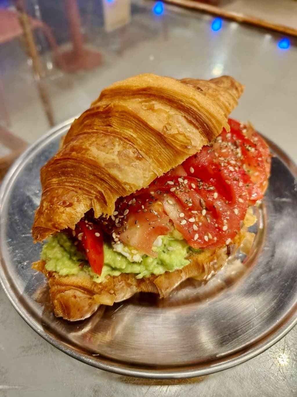Croissant con palta, tomate y semillas