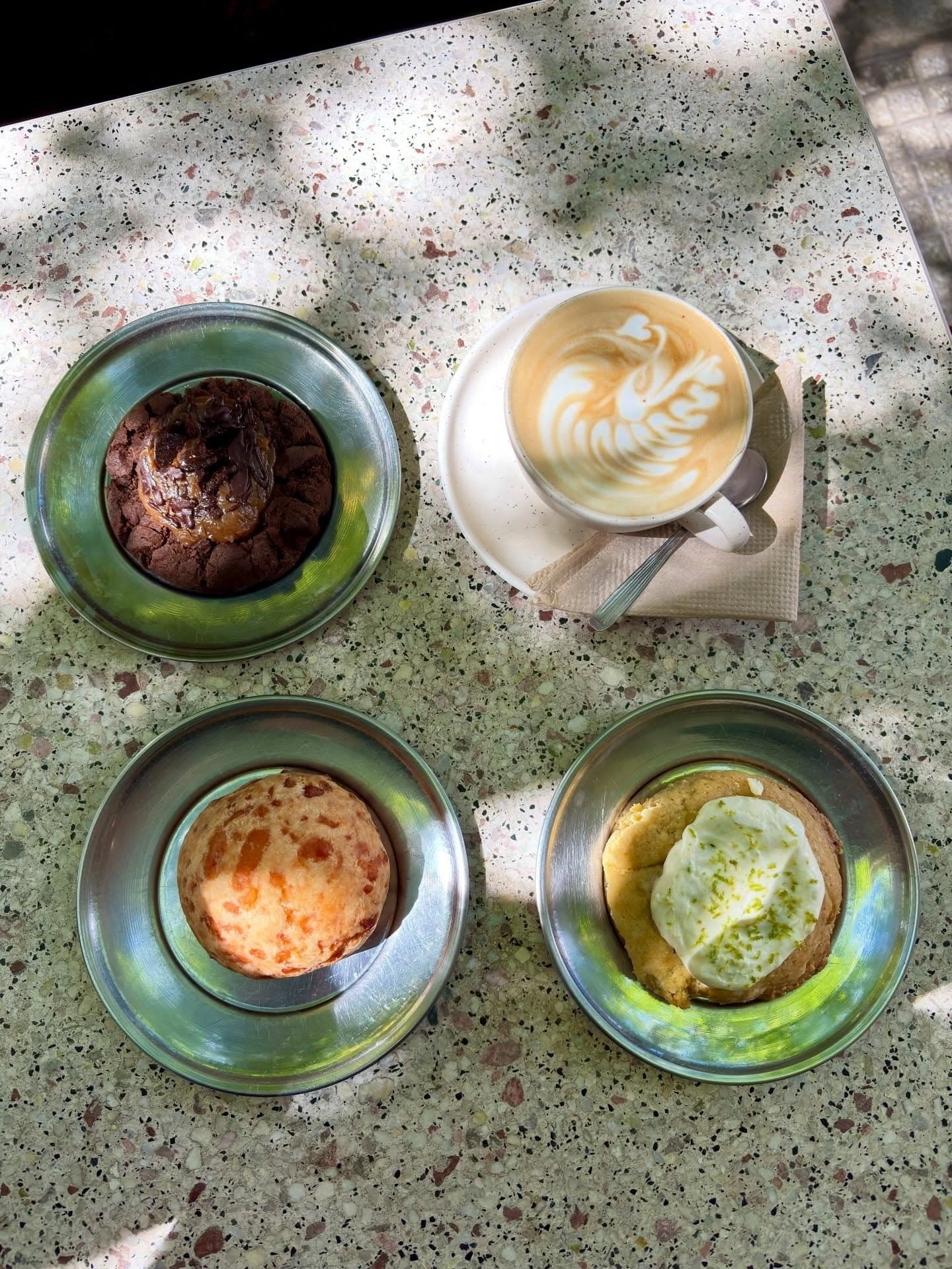 Brownie, latte, chipa y cookie key lime en mesa