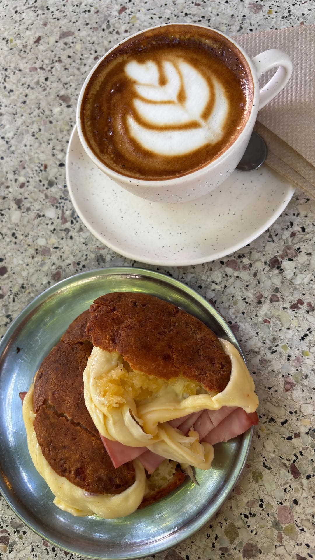 Cappuccino y sandwich de jamón y queso