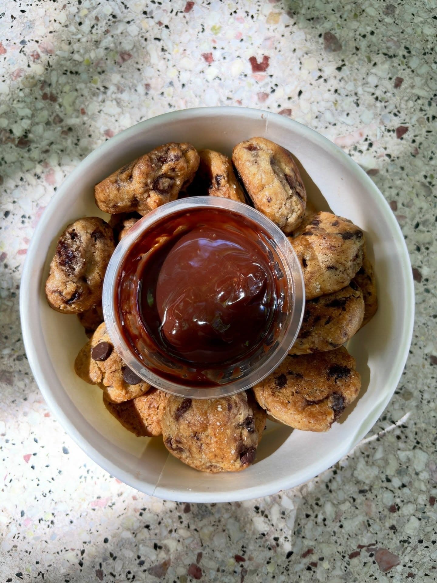 Cookies de chocolate con salsa de chocolate para dipear