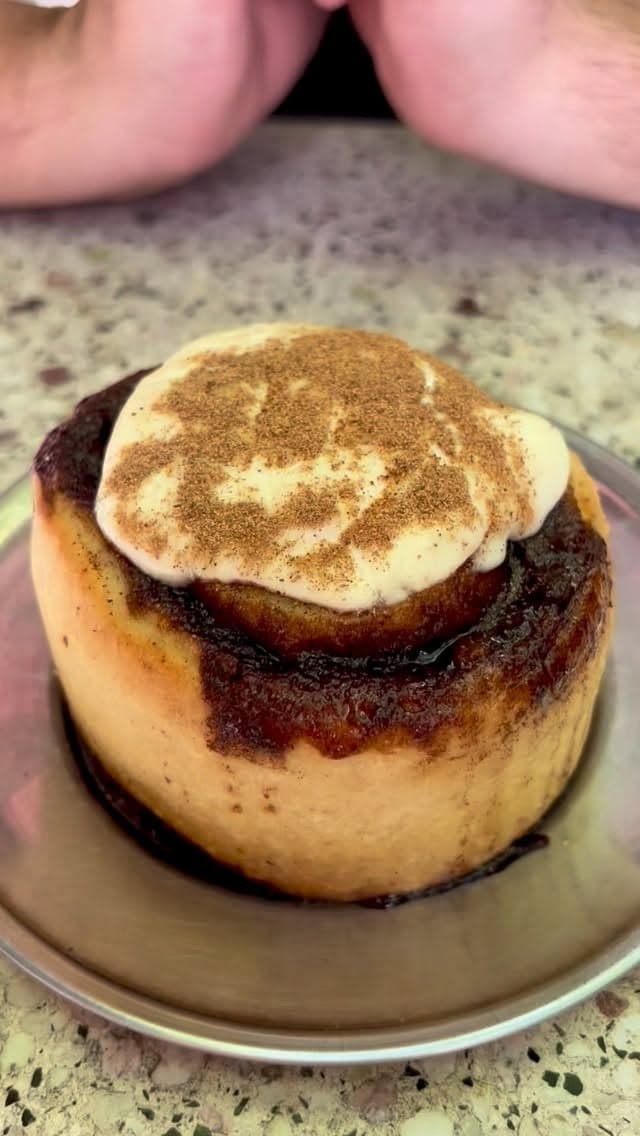 Roll de canela con frosting de queso crema