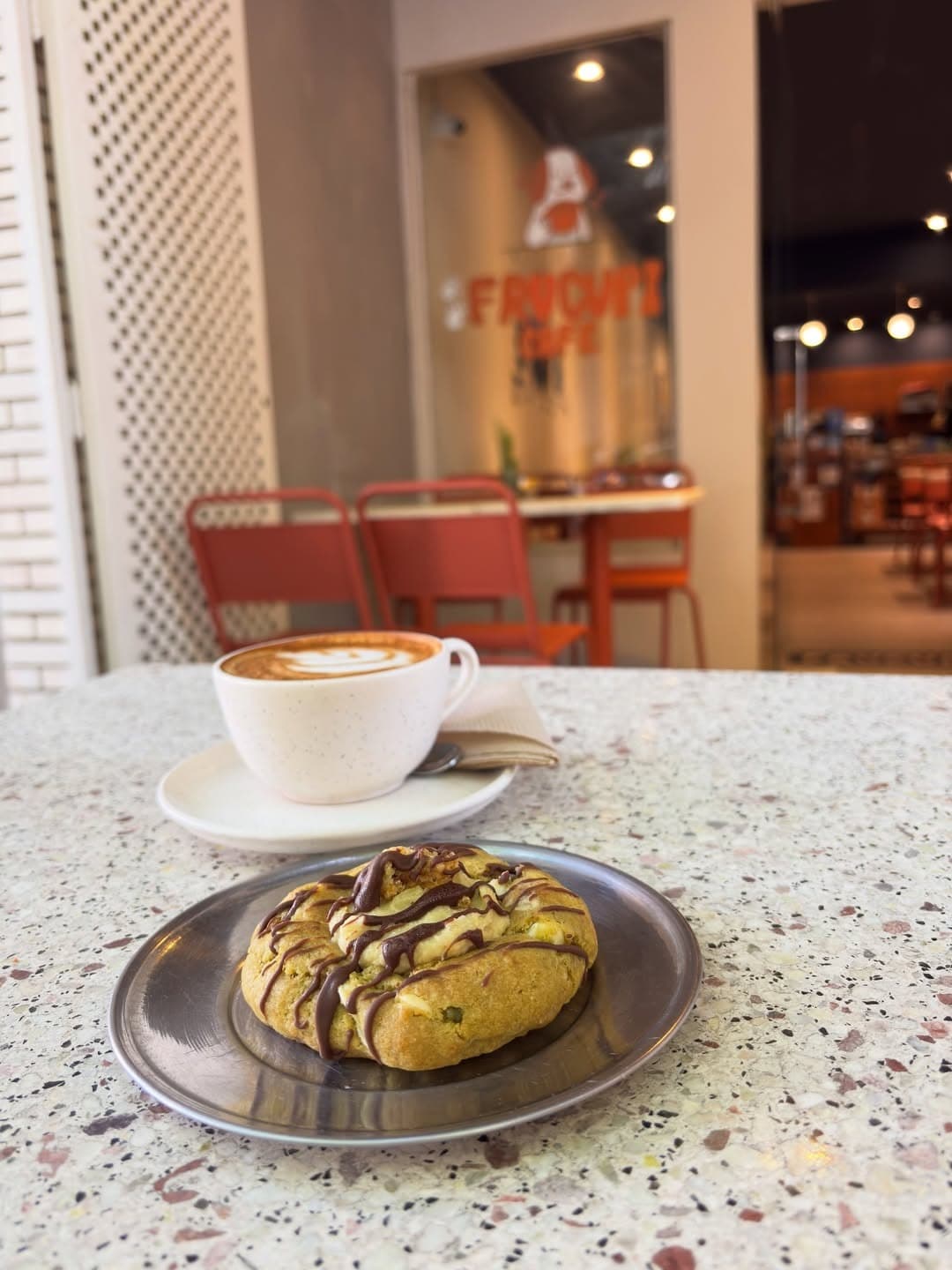 Flat white y danish de Frucupi Café