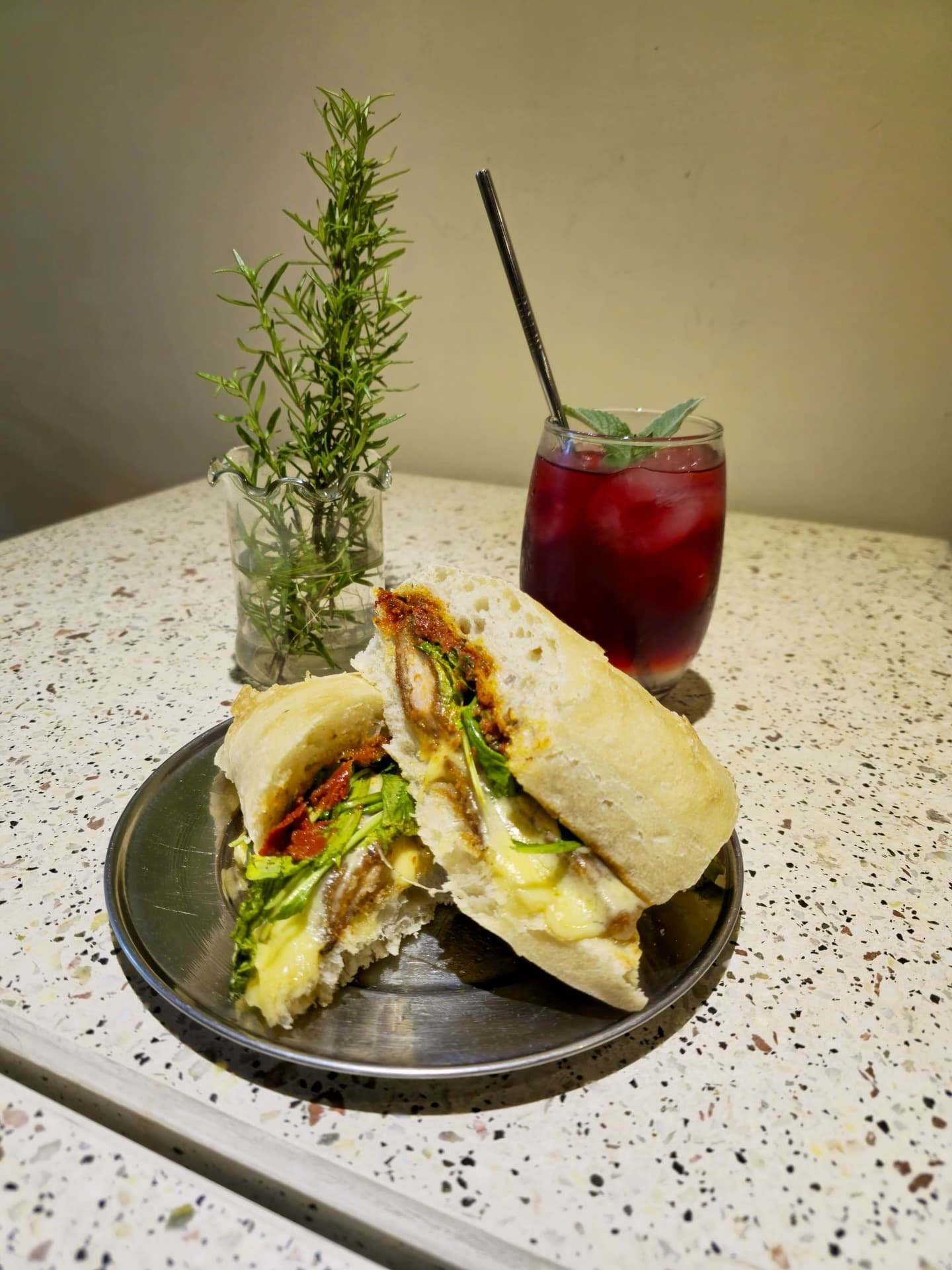 Focaccia con jamón crudo y té helado de hibiscus