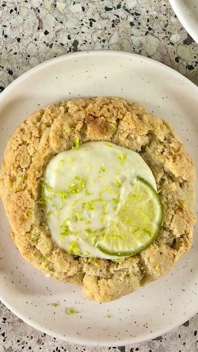 Cookie key lime en plato blanco