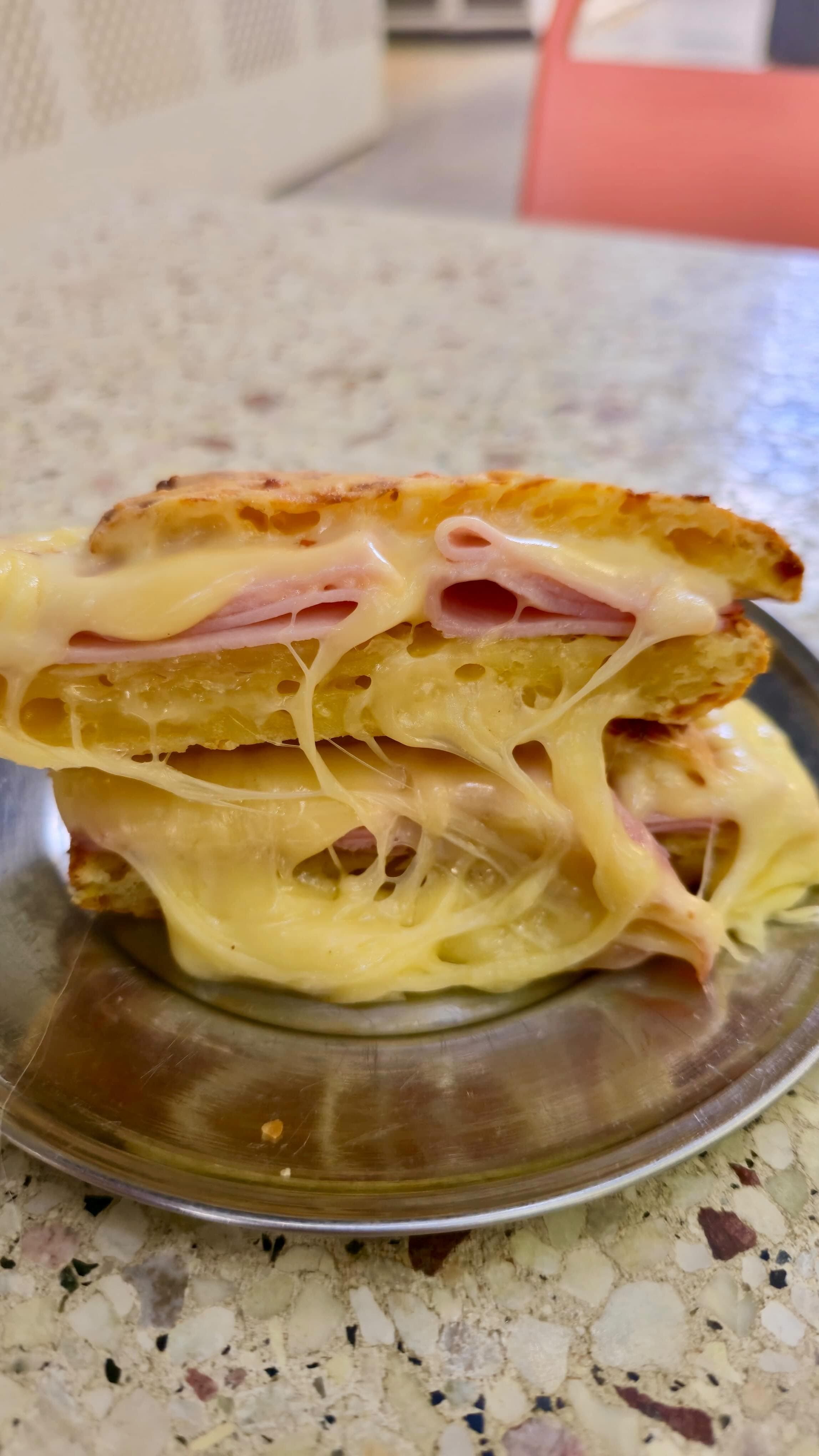 Sandwich tostado de jamón y queso derretido