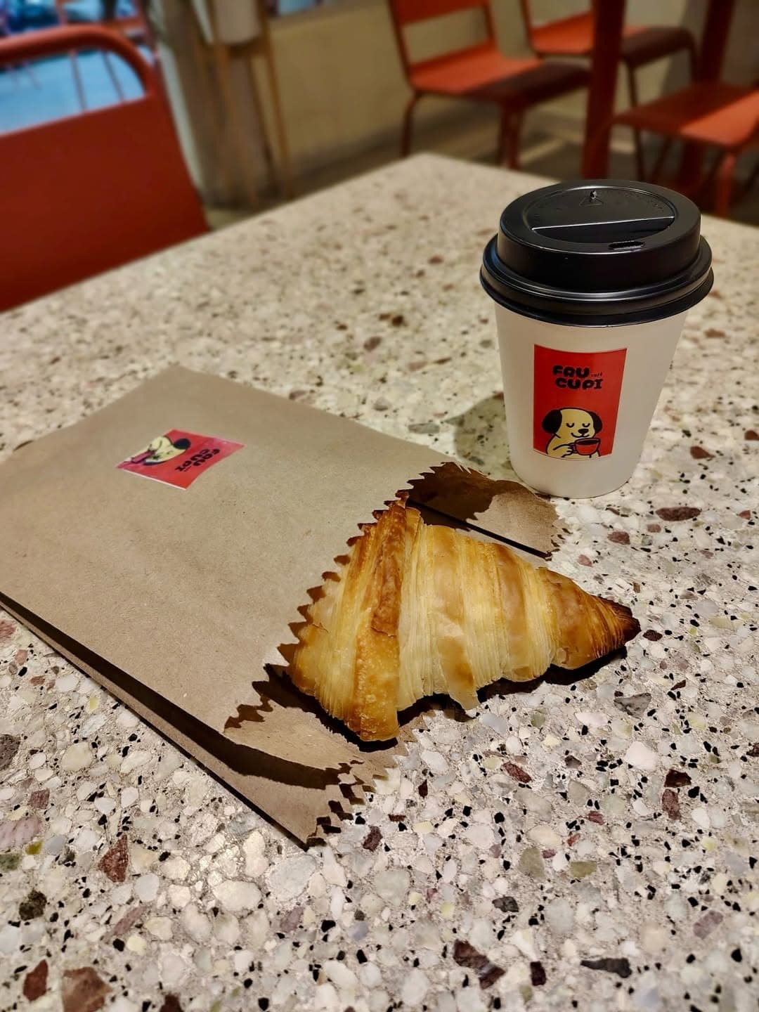 Café para llevar y croissant en bolsa de papel Frucupi