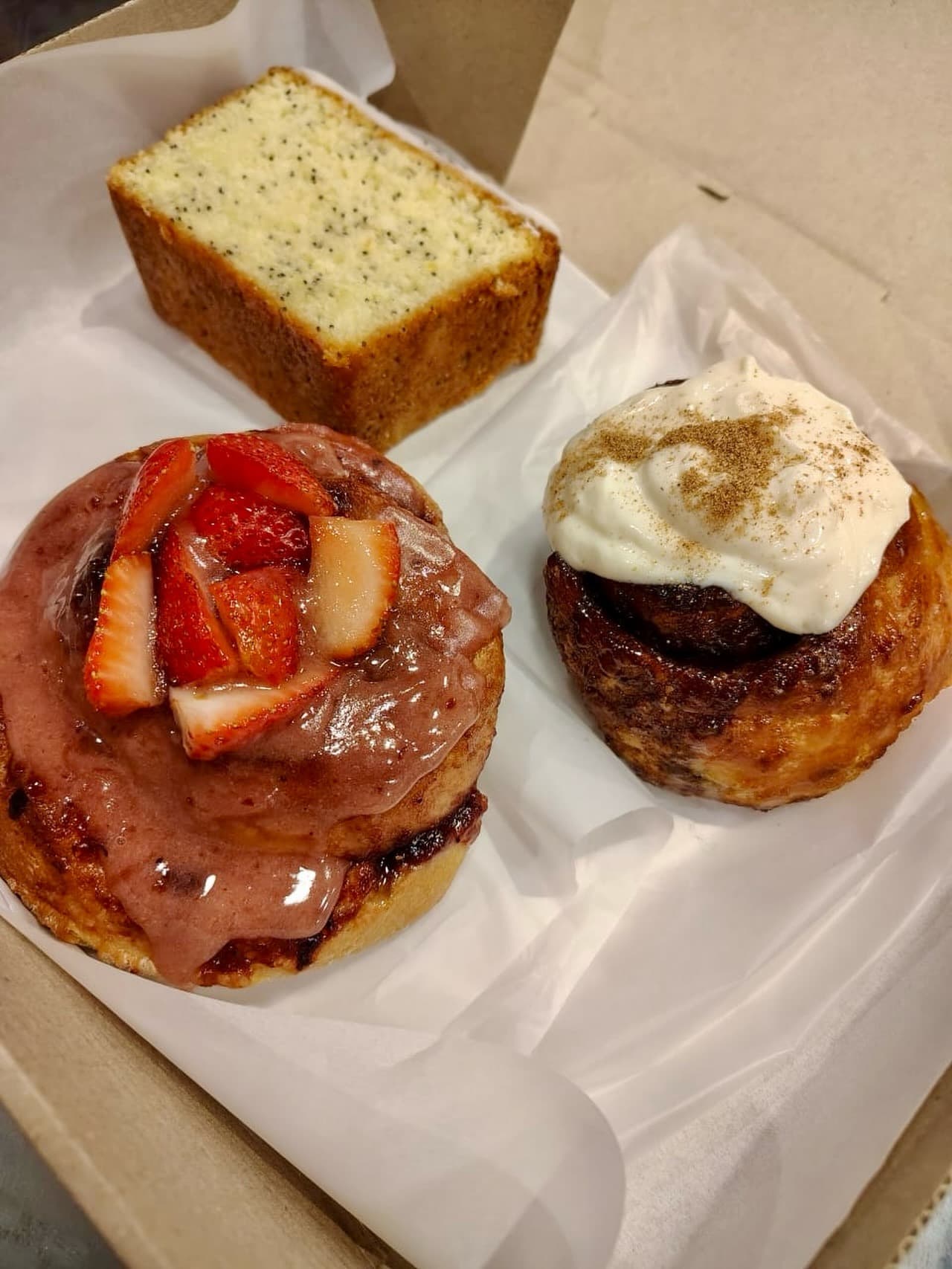 Caja para llevar con budín de limón y rolls dulces