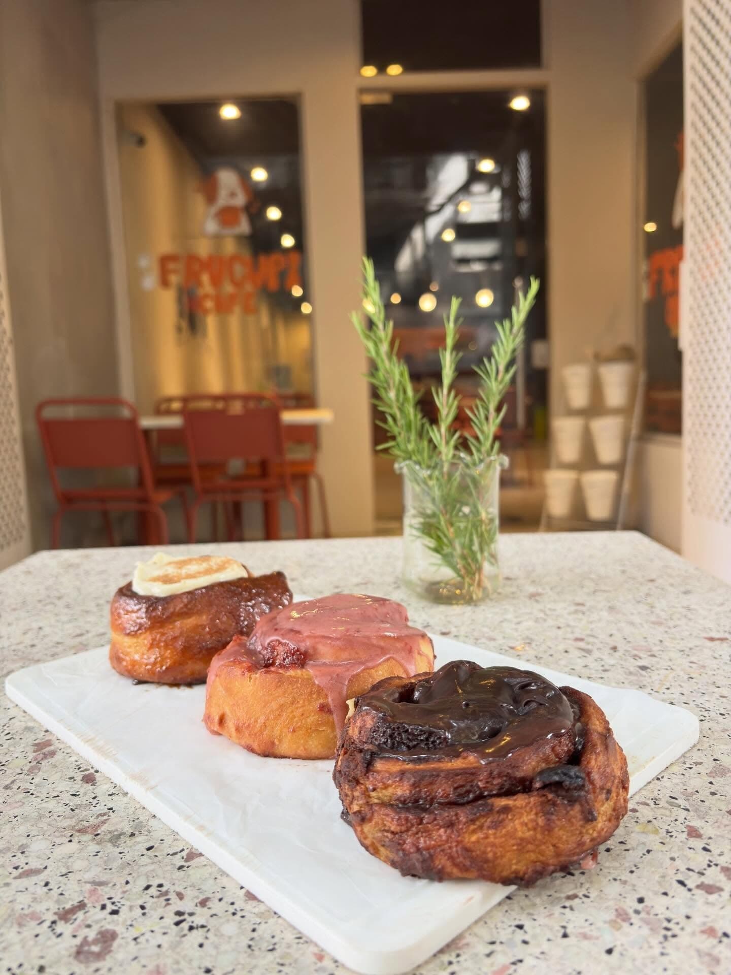 Rolls de canela, frutos rojos y chocolate en tabla