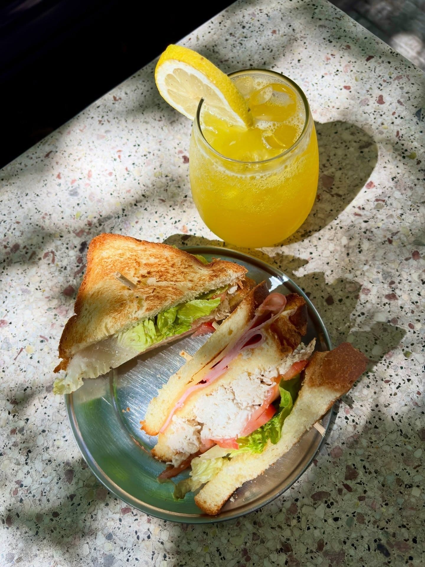 Sandwich de atún tostado y limonada de naranja