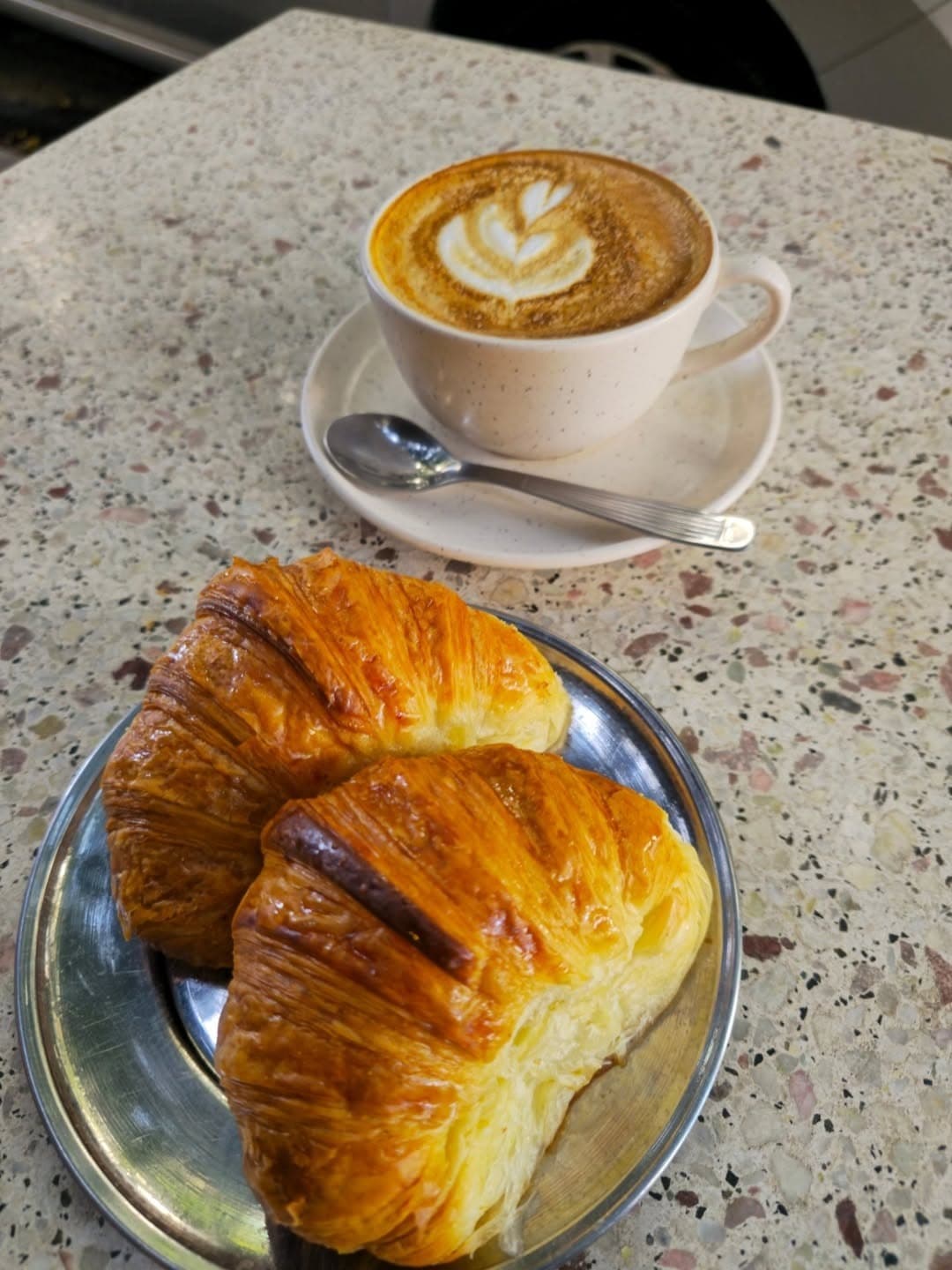 Dos croissants de manteca y un latte