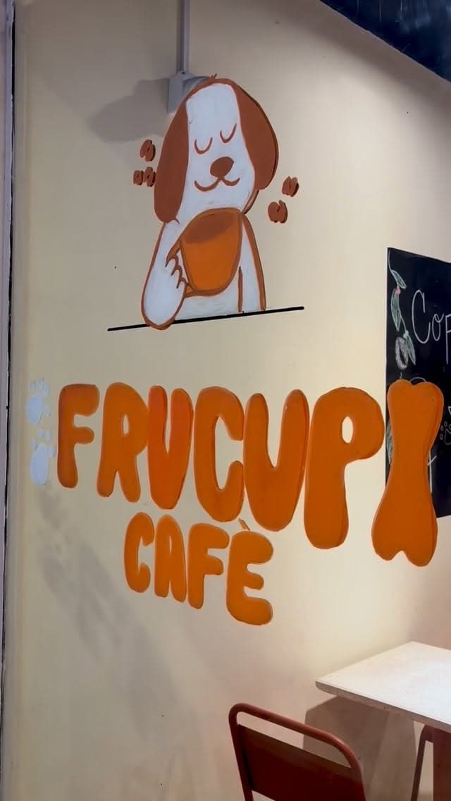 Mural pintado a mano del mascotín de Frucupi Café, pet friendly