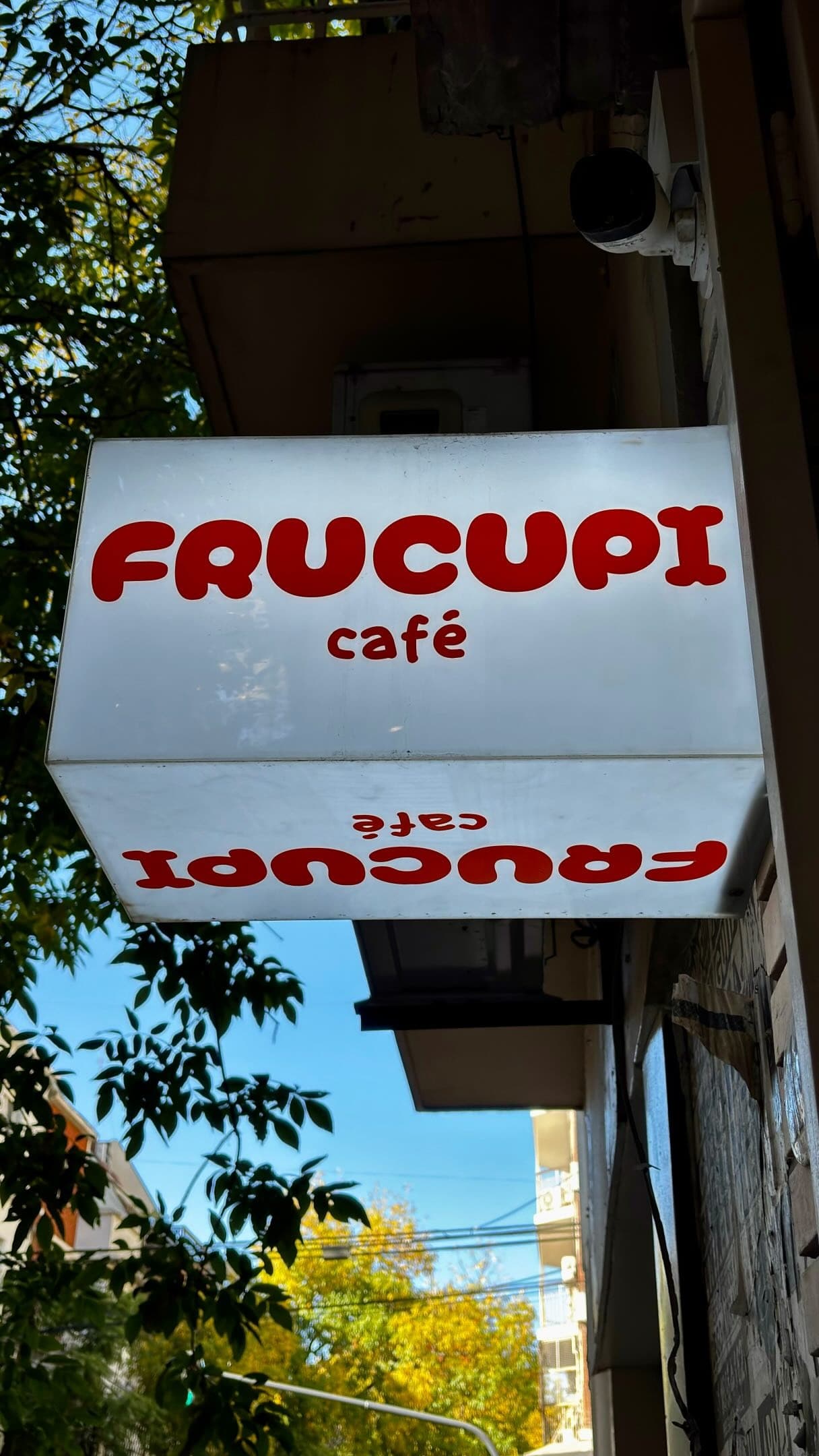 Cartel del local de Frucupi Café en Moldes y Juramento